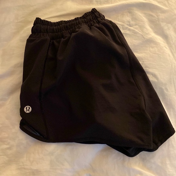 lululemon athletica Pants - Lululemon Women’s Hotty Hot Shorts 2.5” Low Rise